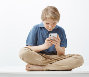Cuando un niño o adolescente pasa horas hiperconectado, su cerebro se acostumbra a una estimulación rápida y constante. Esto genera un impacto directo en su día a día escolar y familiar que va mucho más allá de una simple rabieta por apagar el móvil.